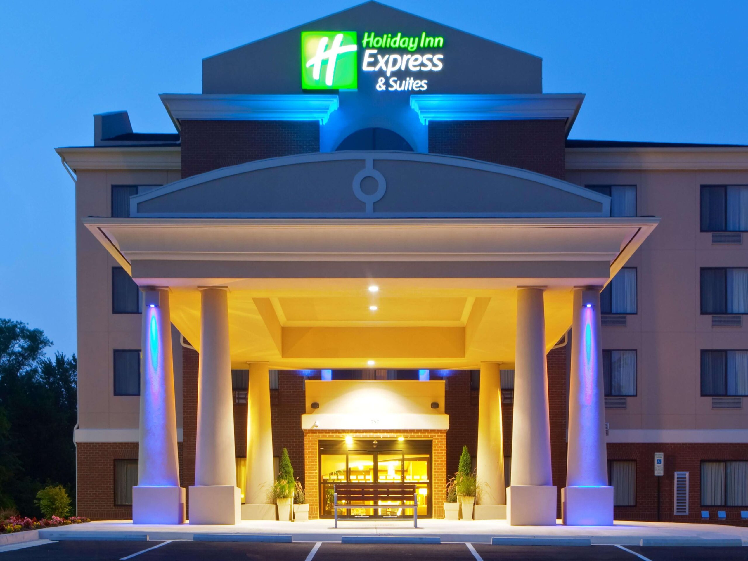 Holiday Inn Express & Suites Image