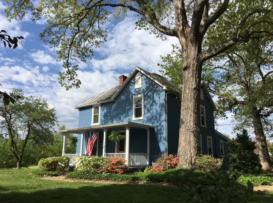 Old Blue – Charming Restored Farmhouse Image